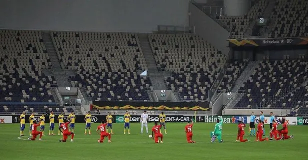 UEFA Avrupa Ligi’nde Sivassporlu futbolculardan ’Pierre Webo’ tepkisi: Irkçılığa karşı diz çöktüler