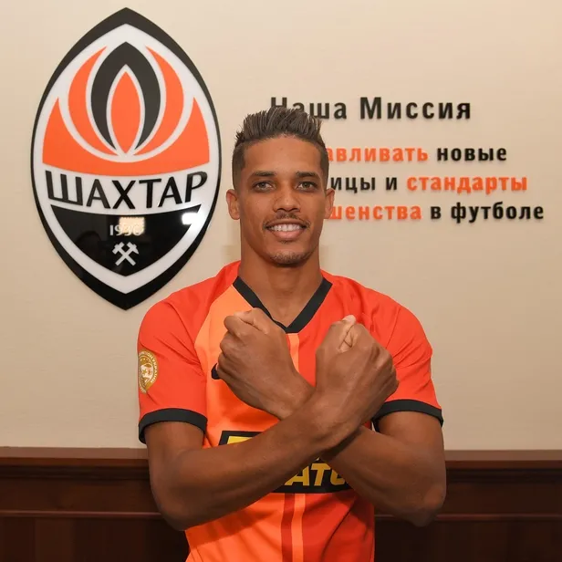 fenerbahce-krizi-firsata-cevirmek-icin-dugmeye-basti-shakhtar-ile-sozlesmesini-feshetmek-isteyen-pednrihonun-p-1646781626263.jpeg Fenerbahçe krizi fırsata çevirmek için düğmeye bastı! Shakhtar ile sözleşmesini feshetmek isteyen Pednriho'nun peşinde-2