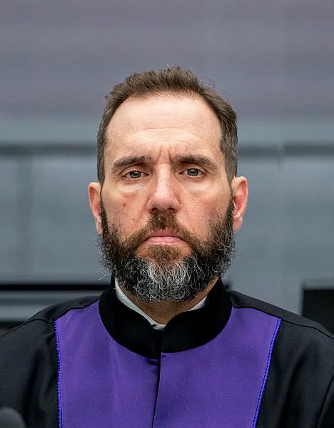 istifa-eden-kosova-cumhurbaskani-hasim-thaci-laheyde-ilk-kez-hakim-karsisina-cikti-1604941079432.jpg İstifa eden Kosova Cumhurbaşkanı Haşim Thaçi, Lahey'de ilk kez hakim karşısına çıktı-3