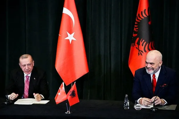 baskan-erdogandan-arnavutlukta-carpici-cevap-biz-ters-kose-olmayiz-kardeslik-hukukuna-dayanan-bir-iliskimiz-va-1642437249785.jpeg Başkan Erdoğan'dan Arnavutluk'ta çarpıcı cevap: "Biz ters köşe olmayız, kardeşlik hukukuna dayanan bir ilişkimiz var"-2