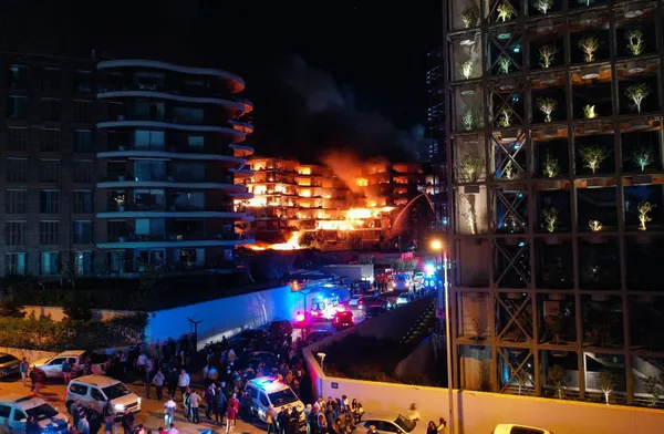 İzmir'in Narlıdere ilçesindeki Folkart sitesinde yangın! 8 saat sonunda kontrol altına alındı: Daireler küle döndü-7