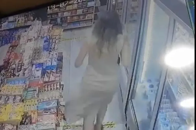 Markette kadını elle taciz eden sapığın dayak yediği anlar kamerada