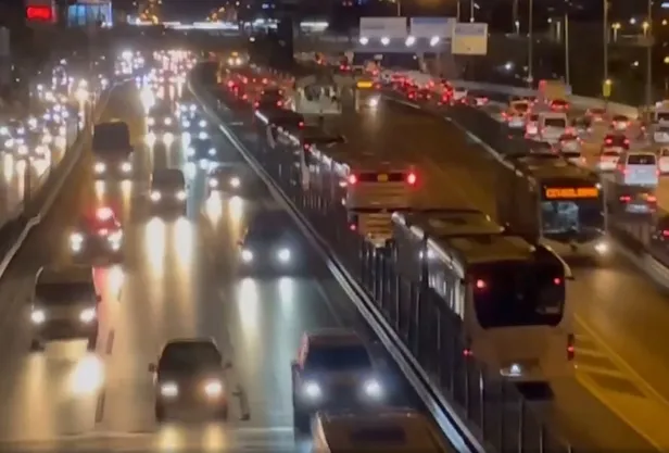 istanbulda-metrobus-cilesi-avcilarda-ariza-kadikoyde-yangin-1663702470013.jpg İstanbul'da metrobüs çilesi! Avcılar'da arıza Kadıköy'de yangın-2