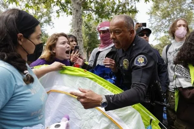abdde-ogrenci-siddeti-kampusun-etrafi-sarildi-polis-israili-protesto-eden-guney-california-universitesinde-kam-1714928058914.jpg ABD'de Filistin şiddeti durmuyor! Kampüsün etrafı sarıldı! Polis Güney California Üniversitesi'nde kampüsü dağıttı!-4