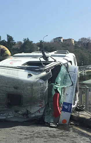 İBB'ye ait asfalt yüklü kamyon kontrolden çıkarak devrildi! Köprü ve alt yol trafiğe kapatıldı