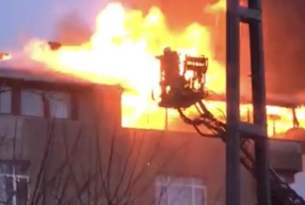 Pendik’te 4 katlı binanın çatı katı alev alev yandı