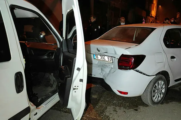 Bursa'da hareketli gece! Patlak lastikli araçla 2 kilometre boyunca kaçtı