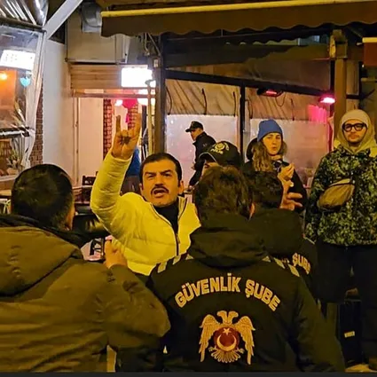 Oyuncu Ufuk Bayraktar ile yürüyüşe katılan kadınlar arasında gerginlik: Bölgeden uzaklaştırıldı