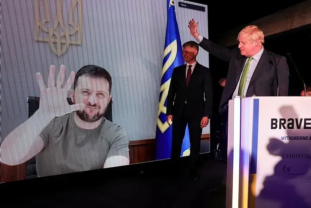 ukrayna-devlet-baskani-vladimir-zelenskiynin-polari-ingilterede-90-bin-sterline-satildi-1651950794434.jpeg Ukrayna Devlet Başkanı Vladimir Zelenskiy'nin poları İngiltere'de 90 bin sterline satıldı-3