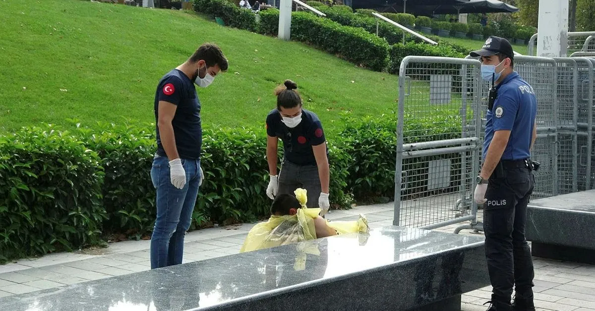 Taksim Meydanı'nda çırılçıplak kadın şoku