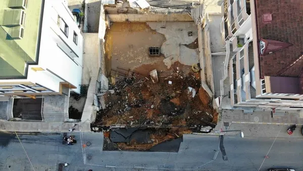 uskudarda-istinat-duvari-coktu-talihsiz-kaza-sonucu-3-bina-tahliye-edildi-1657005282340.jpg Üsküdar'da istinat duvarı çöktü! Talihsiz kaza sonucu 3 bina tahliye edildi-6