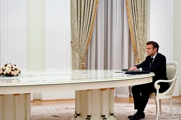 Rusya Devlet Başkanı Putin ile Fransa Cumhurbaşkanı Macron görüşmesindeki devasa masanın nedeni açıklandı