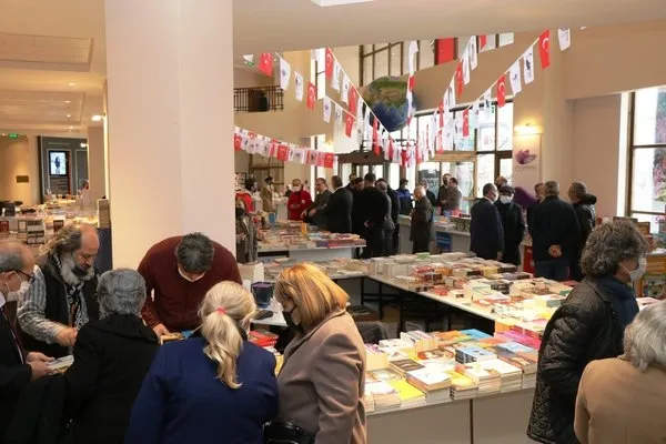 CHP'li belediyenin açtığı kitap fuarında Selahattin Demirtaş ve PKK propagandası-7