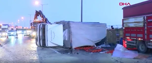 Eyüpsultan TEM Otoyolu'nda domates yüklü kamyonet devrildi-1