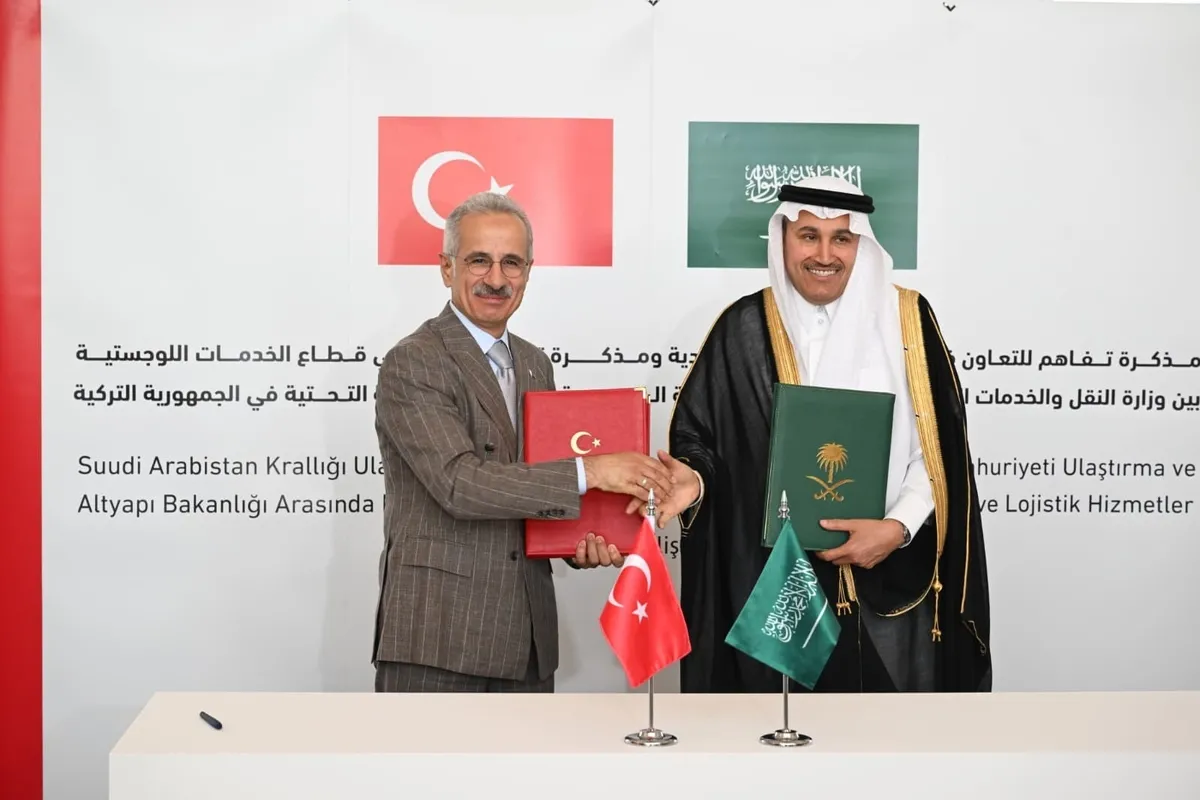 turkiye-ve-suudi-arabistandan-lojistik-ve-demir-yolu-hamlesi-1781013235557.jpeg Türkiye ile Suudi Arabistan arasında dev ulaştırma hamlesi! Demir yolu ve lojistikte imzalar atıldı-4