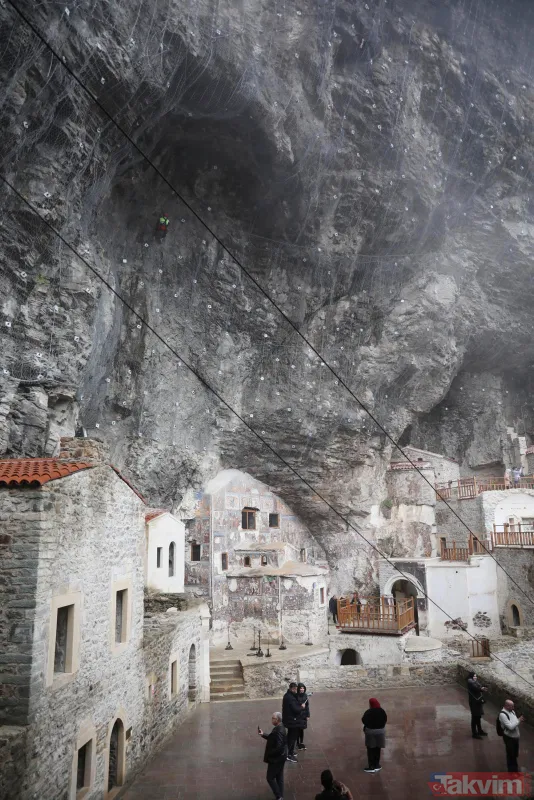 Geçmişi 1600 yıl öncesine dayanıyor: 360 tonluk kaya bitlendi iğneyle kuyu kazıp yeni odalar ortaya çıktı! Sümela Manastırı'na ziyaretçi akını - 27