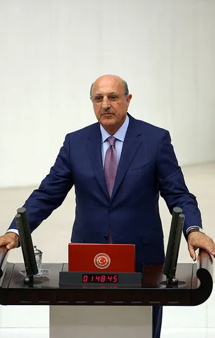 Son dakika: CHP'li İlhan Kesici'den İBB'ye "Fatih portresi" eleştirisi: "Kime ait olduğu belli değil! Böyle reklam yapılmaz"