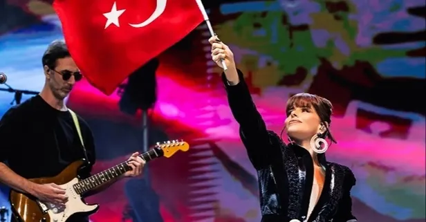 Simge Sağın Cumhuriyet Bayramı'nda Didim'de şov yaptı...