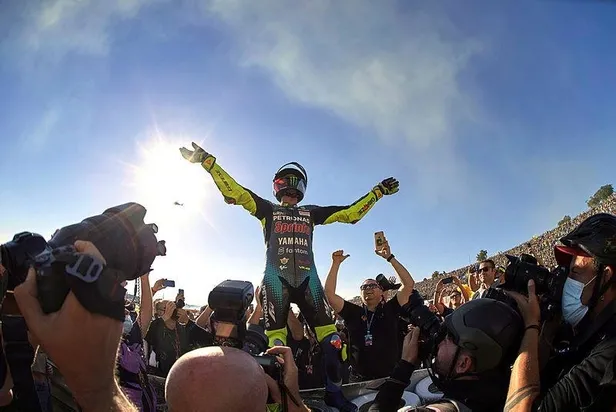 MotoGP'de bir devir kapandı: Efsane isim Valentino Rossi pistlere veda etti-2