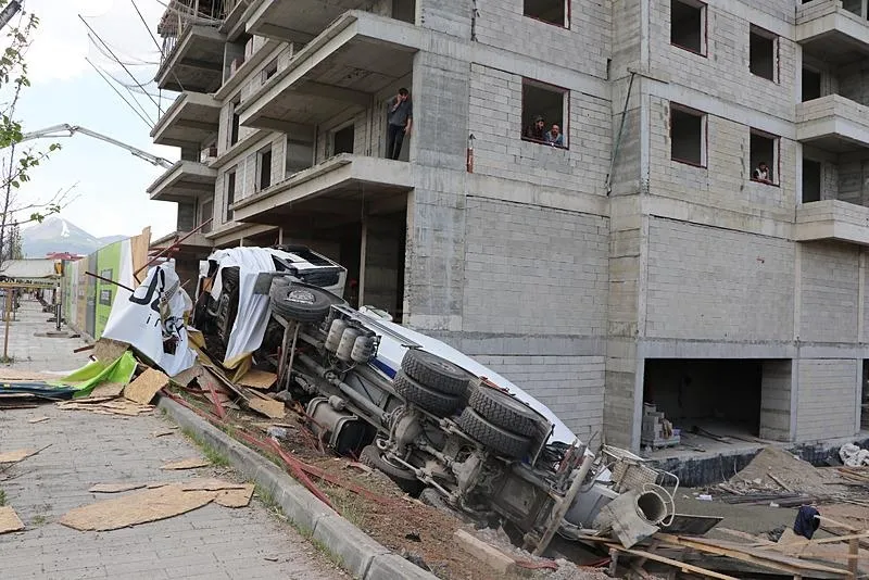 Beton mikserinin çarptığı araçlar hurdaya döndü. (AA)