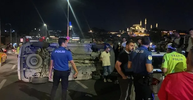 Galata Köprüsü’nde akılalmaz kaza! Park halindeki araçlara vuran hafif ticari araç yan yattı: 2 yaralı