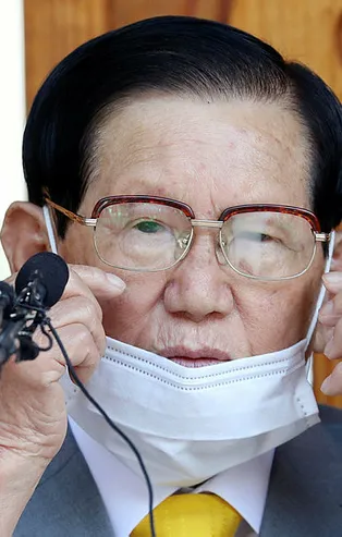 Canlı yayında diz çökerek özür diledi! Koronavirüsü istemeden yaydık