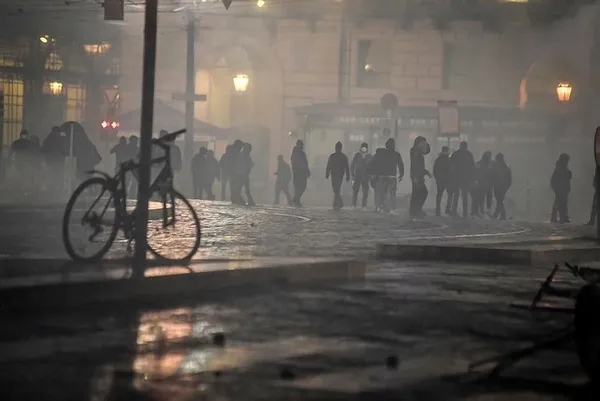 İtalya'da salgına yönelik son tedbirler protestolara neden oldu-5