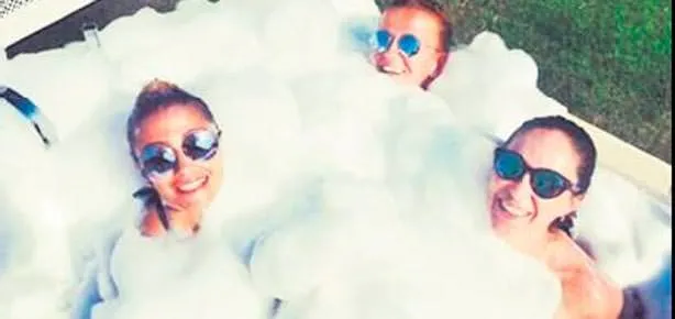 Jakuzide köpük keyfi