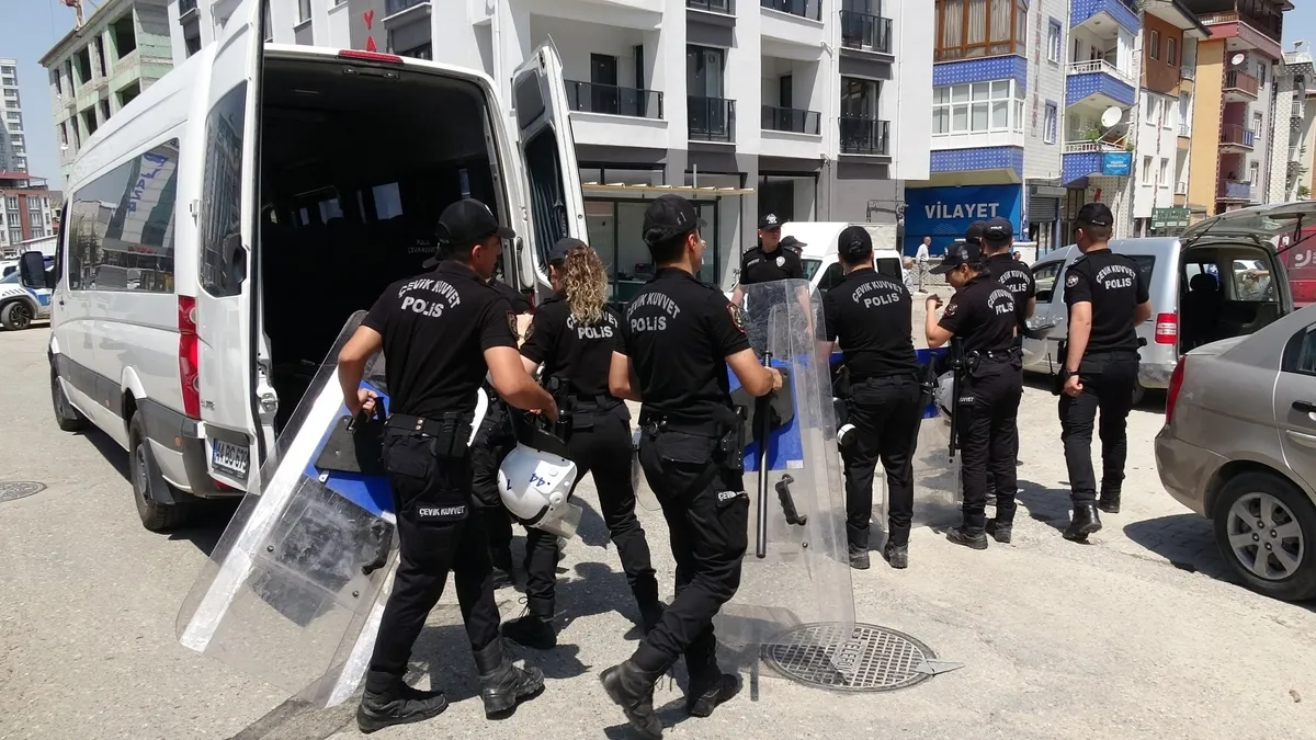 chpde-afis-krizi-kilicdaroglu-fotografina-hain-yazisi-astilar-1782320920288.jpeg CHP'de afiş krizi: Kılıçdaroğlu fotoğrafına hain yazısı astılar-7
