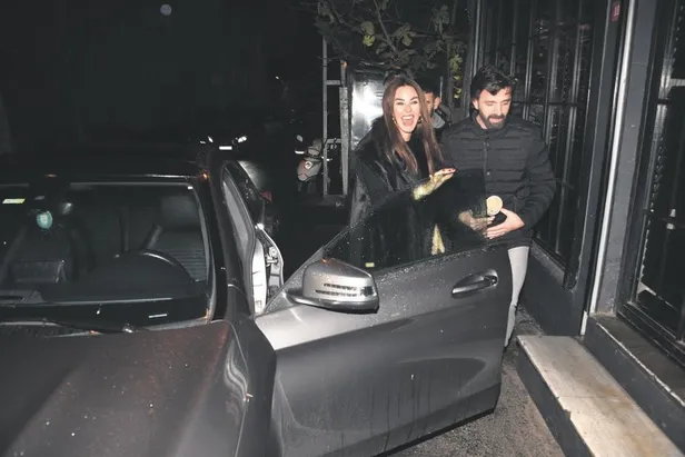 ilkay-gundoganin-hamile-esi-sara-gundogan-dolma-ve-kunefe-aserince-solugu-turk-restoraninda-aldi-saklambac-hab-1669935004415.jpeg İlkay Gündoğan’ın hamile eşi Sara Gündoğan, dolma ve künefe aşerince soluğu Türk restoranında aldı | Saklambaç haberleri-13