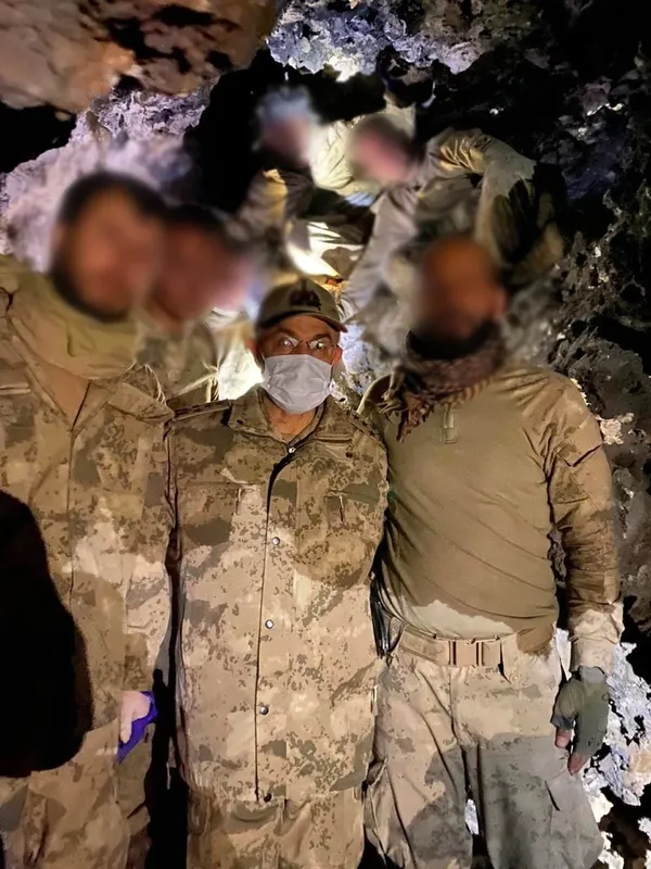 son-dakika-jandarma-genel-komutani-orgeneral-arif-cetin-6-teroristin-olduruldugu-magarayi-inceledi-1639582015340.jpg