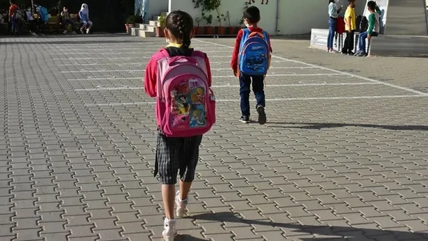 ogrencilere-uzen-haber-tatil-yok-netlesti-lise-ortaokul-ilkokul-anasinifi-o-tarihte-siralarinda-olacak-1704128870727.jpeg Karne dağıtımı öncesi lise, ortaokul, ilkokul, anasınıfı o tarihte sıralarında olacak: Öğrencilere üzen haber! Tatil yok, belli oldu!-3