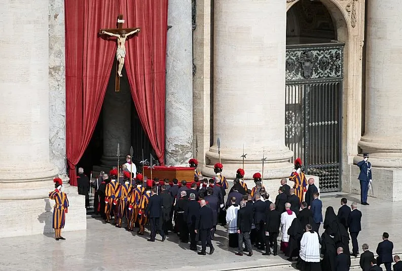 Papa’nın naaşı Aziz Petrus Bazilikası’nda
