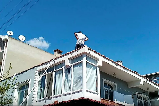 Anten ayarlamak için çıktığı çatıdan yan binanın çatısına düştü