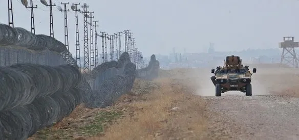 Genelkurmay Başkanlığı, Rus savaş uçağının Fırat Kalkanı Harekatı bölgesinde bir binayı kazaen vurduğunu, 3 Türk askerinin şehit olduğunu, 11 askerin yaralandığını açıkladı