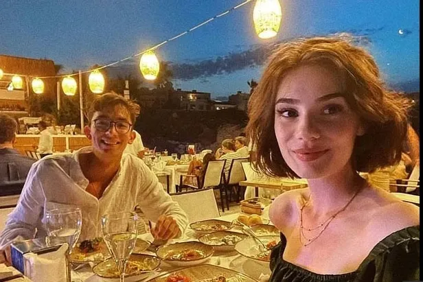 mete-gazozun-sevgilisi-kim-meslegi-ne-melike-ayvaz-kimdir-kac-yasinda-nereli-iste-instagram-hesabi-1640760640762.jpg Mete Gazoz'un sevgilisi Melike Ayvaz kimdir, kaç yaşında, nereli? İşte İnstagram hesabı...-2