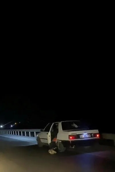 adanada-saskina-ceviren-goruntu-seyir-halindeki-aracta-suruklenerek-gitti-1671087314800.jpeg Adana'da şaşkına çeviren görüntü: Seyir halindeki araçta sürüklenerek gitti-3