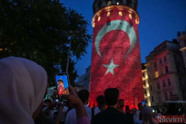 15 Temmuz'un aziz şehitleri unutulmuyor! Fotoğrafları Galata Kulesi'ne yansıtıldı - 4