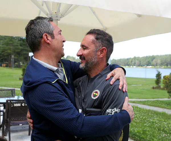 son-dakika-fenerbahce-baskani-ali-koctan-flas-aciklamalar-istifa-edecek-mi-1636636441672.jpg SON DAKİKA! Fenerbahçe Başkanı Ali Koç'tan flaş Pereira ve Mesut Özil açıklamaları! "Ticari işleri bırakıp..."-5