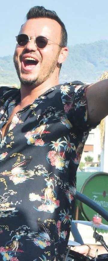 mikanosta-20-bin-euroya-ev-tutmuslardi-serenay-sarikaya-ile-umut-evirgen-tatilcilere-fena-yakalandi-1657480360246.jpeg Mikanos'ta 20 bin Euro'ya ev tutmuşlardı! Serenay Sarıkaya ile Umut Evirgen tatilcilere fena yakalandı-11