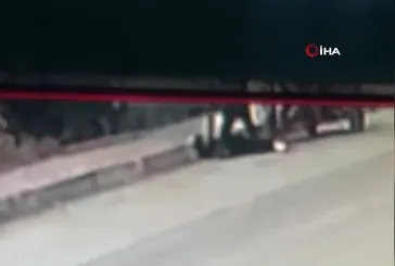 Hatay'da kan donduran olay kamerada! Baba oğlunu yol kenarında bıçaklayarak böyle öldürdü