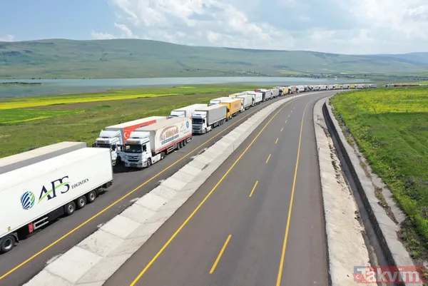 Gürcistan sınırında 16 kilometre uzunluğunda TIR kuyruğu oluştu! 3 günde sadece 3 kilometre ilerleyebiliyorlar - 4