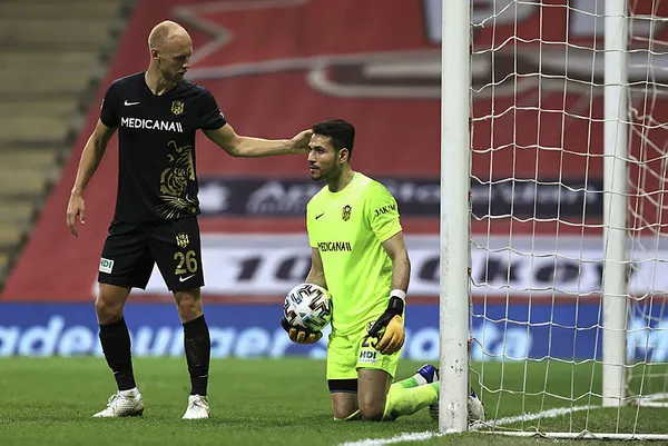 1621146366347.jpg Yeni Malatyaspor'un kalecisi Ertaç Özbir ligin kaderini değiştirdi! Galatasaray onu geçemedi-3