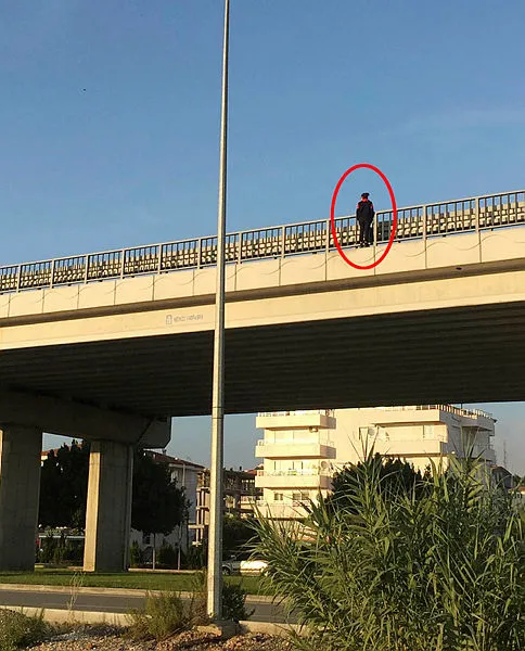 1608899113998.jpg İntiharı engellemek istedi kazaya neden oldu! Oğlunu yerde gören baba sinir krizi geçirdi-5