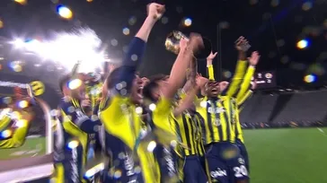 Şampiyon Fenerbahçe kupayı böyle kaldırdı!