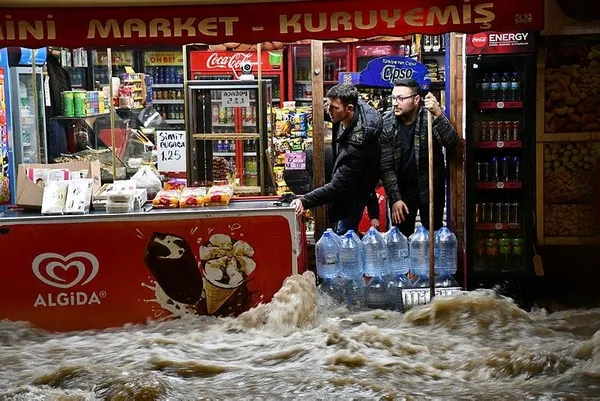 Son dakika: Sivas'ta şebeke suyu patladı, cadde molozlarla kaplandı-1
