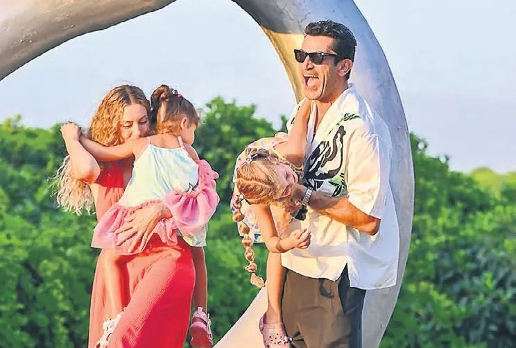 Sinem Kobal’dan aile pozu! Kenan İmirzalıoğlu ve kızlarıyla mutluluk kareleri