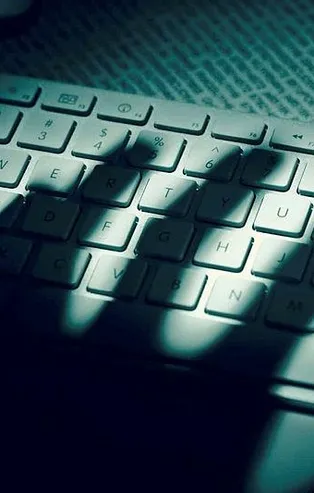 Polisten Türk bayrağına hakaret eden o kullanıcılara operasyon