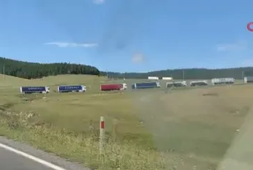 Ardahan-Posof karayolunda TIR devrildi, yol ulaşıma kapandı
