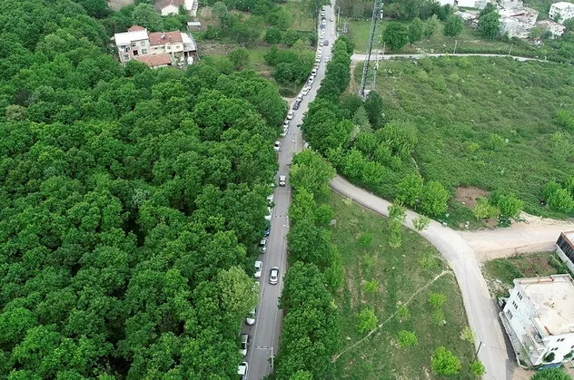 Bursa'da pes dedirten görüntü! Yasak öncesi kilometrelerce içme suyu kuyruğu